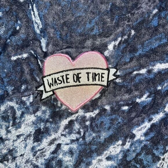 Cold Crush Women’s Size Small Waste of Time T Shirt Grey Crushed Velvet Blouse - Picture 2 of 5